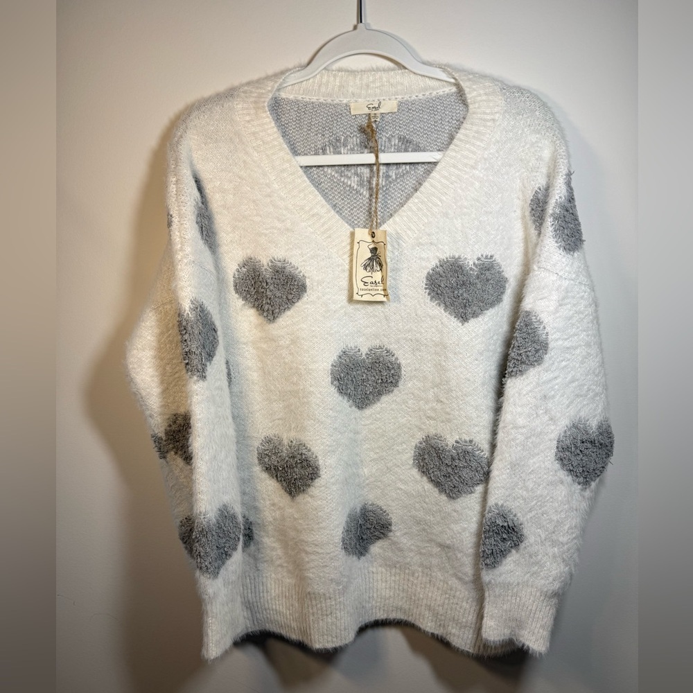 Easel NWT V-Neck heart fuzzy V neck Sweater with Heart White and Gray size Small
